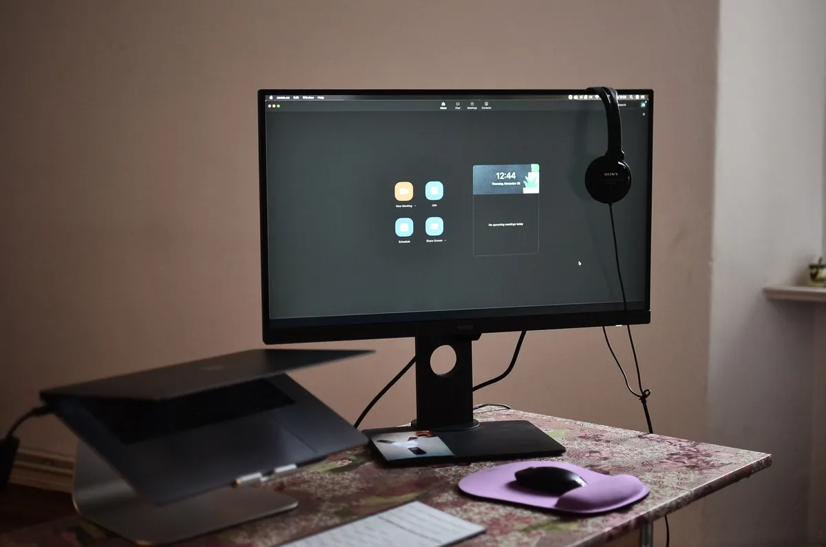 adjustable standing desk with anti-fatigue mat below